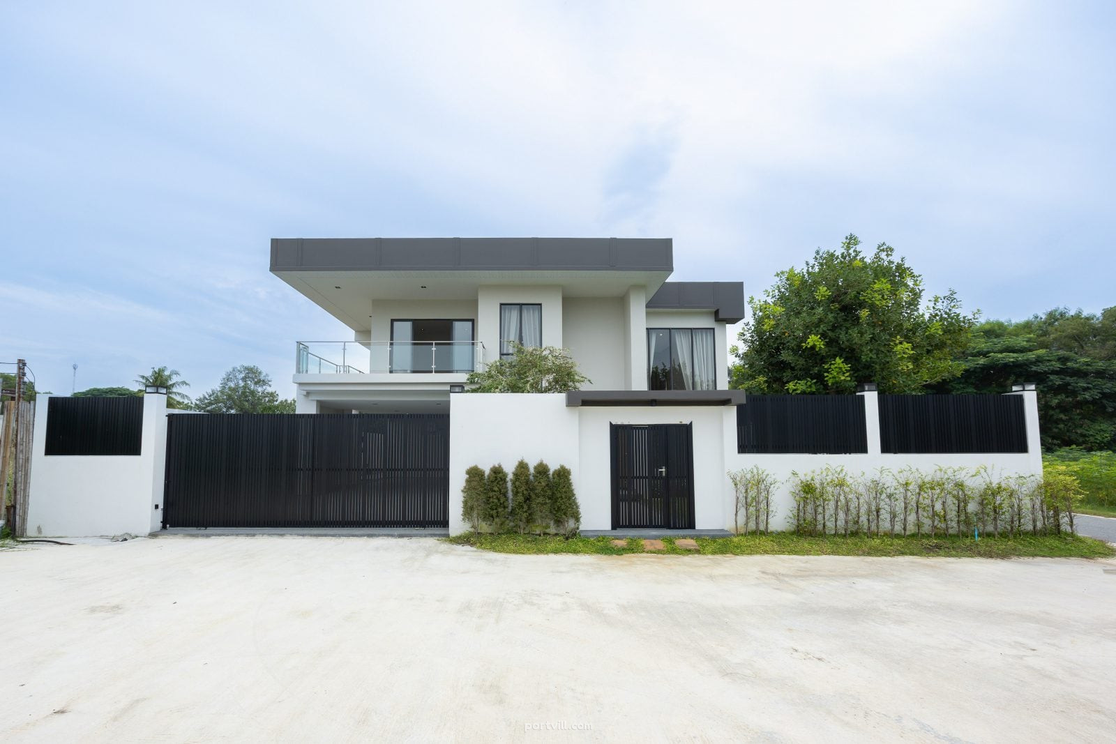 къща в центъра на Чонбури (Downtown Chonburi) Тайланд площ 728м² 2-етажен Центърът на Чонбури (Downtown Chonburi) - снимка 2