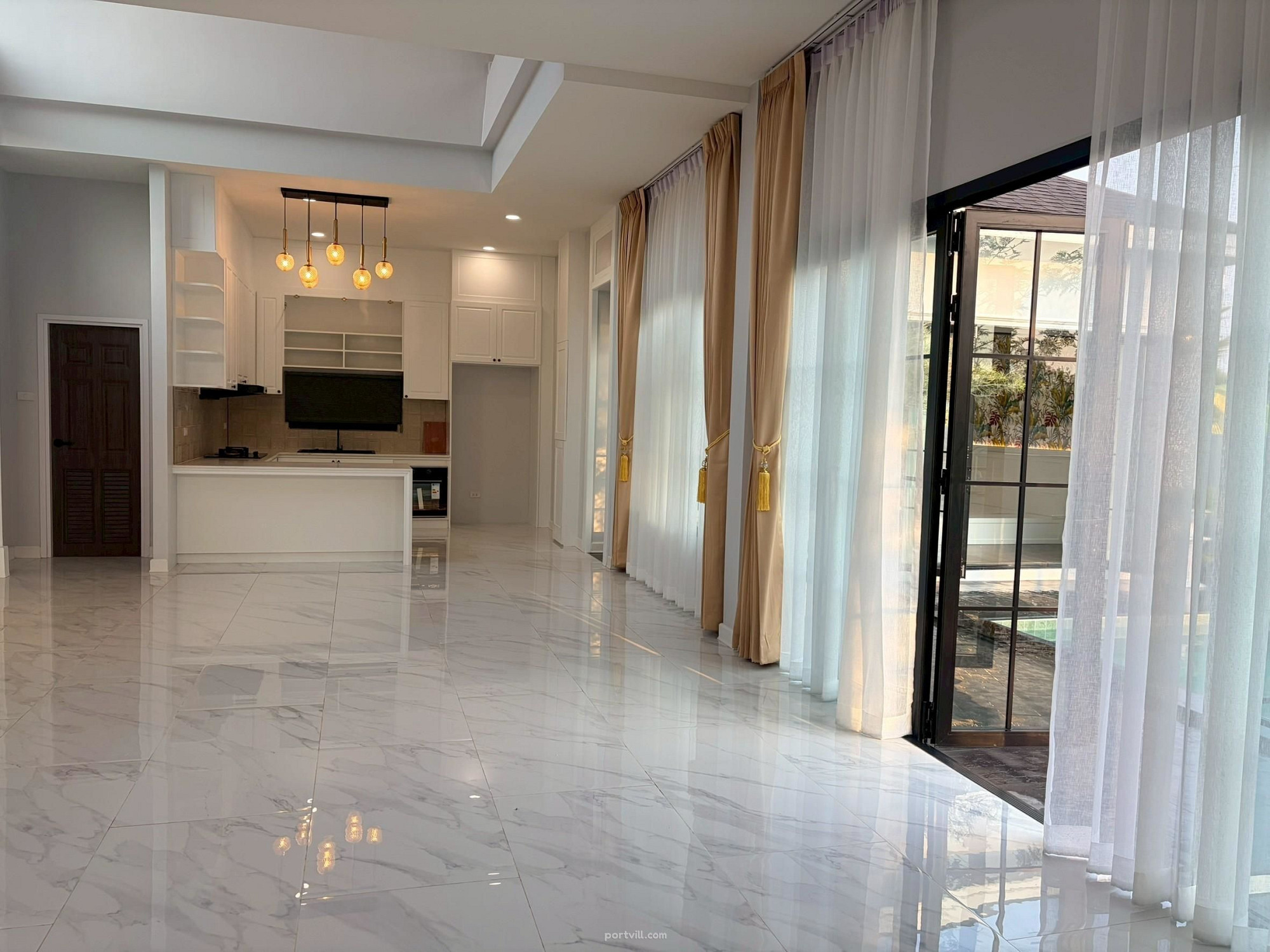 вила за продажба в Сарапхи (Saraphi) Тайланд площ 250м² 2-етажен Сарапхи (Saraphi) - снимка 4