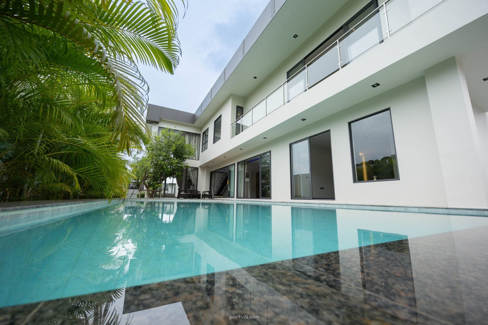 къща в центъра на Чонбури (Downtown Chonburi) Тайланд площ 728м² 2-етажен Центърът на Чонбури (Downtown Chonburi) - снимка 1